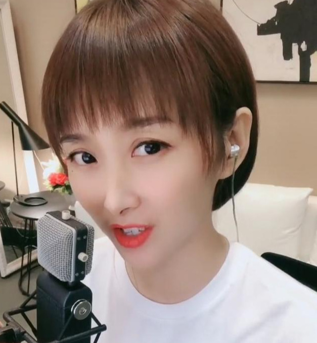 美颜之后,再加上短发齐刘海的减龄效果,梁红看着非常年轻.