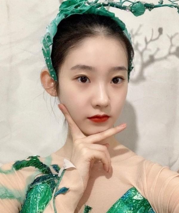 张艺凡才是从小美到大童年旧照美到哭,被何老师称为"仙女下凡"