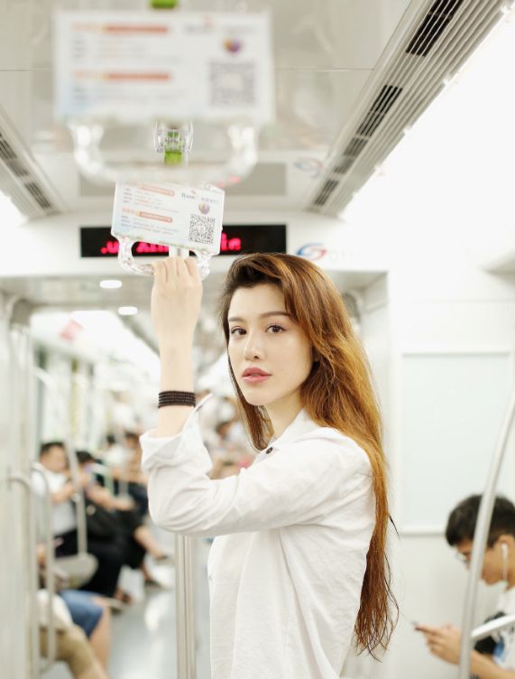 葛天真是气质女神白色衬衫配牛仔短裤走机场