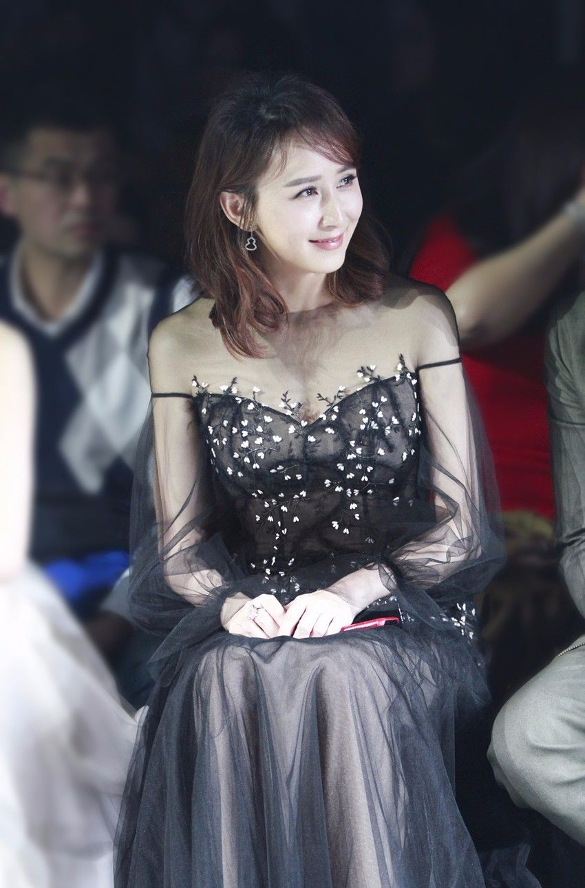 41岁胡静身材好完美,穿低胸礼服裙性感大气