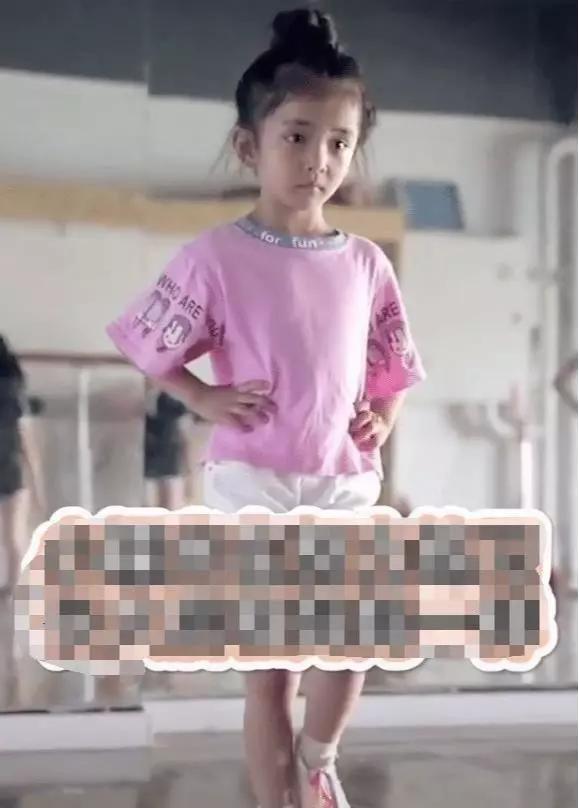 杨幂女儿小糯米颜值曝光,看到走台步的样子,简直就是翻版小杨幂