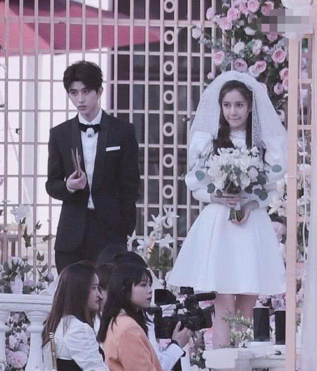 baby穿婚纱,蔡徐坤穿西装,并肩站一起的那一刻,却被甜到了