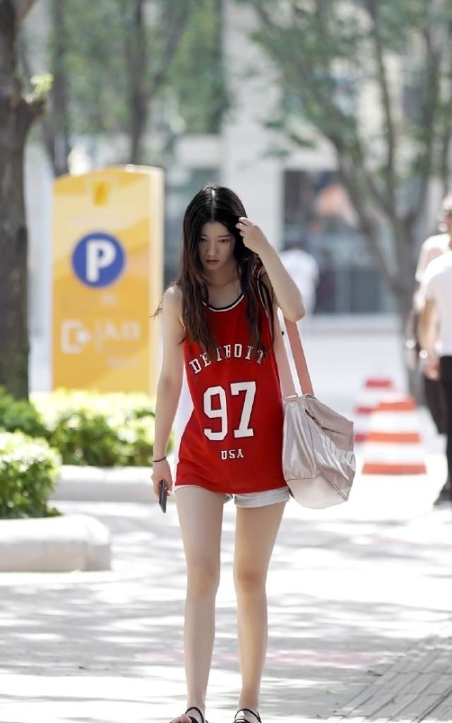 路人街拍,小姐姐清凉迷人,穿白色的亚麻t恤,气场十足