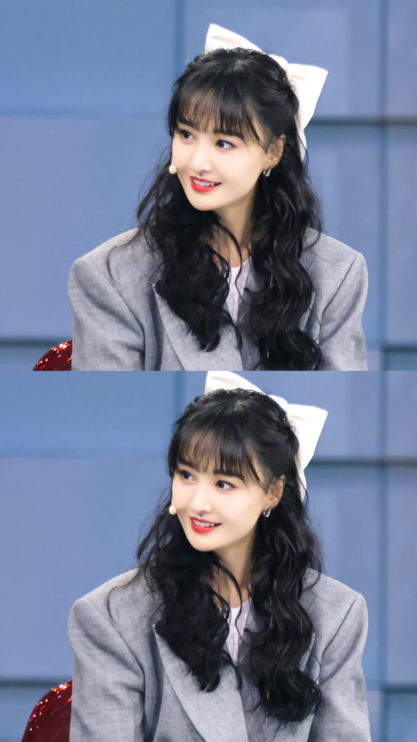 郑爽滑铁卢来了!穿垫肩西装配超大蝴蝶结,整个人"膨胀"了一圈