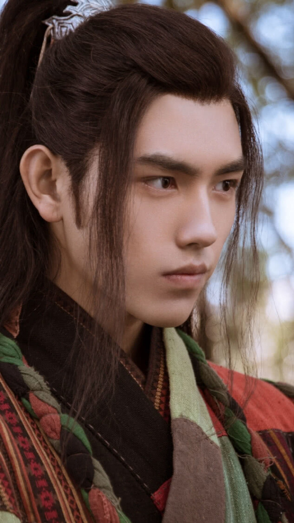 《天醒之路》刘松是楼主,山海楼背后是皇家,路平是被父母锁住的