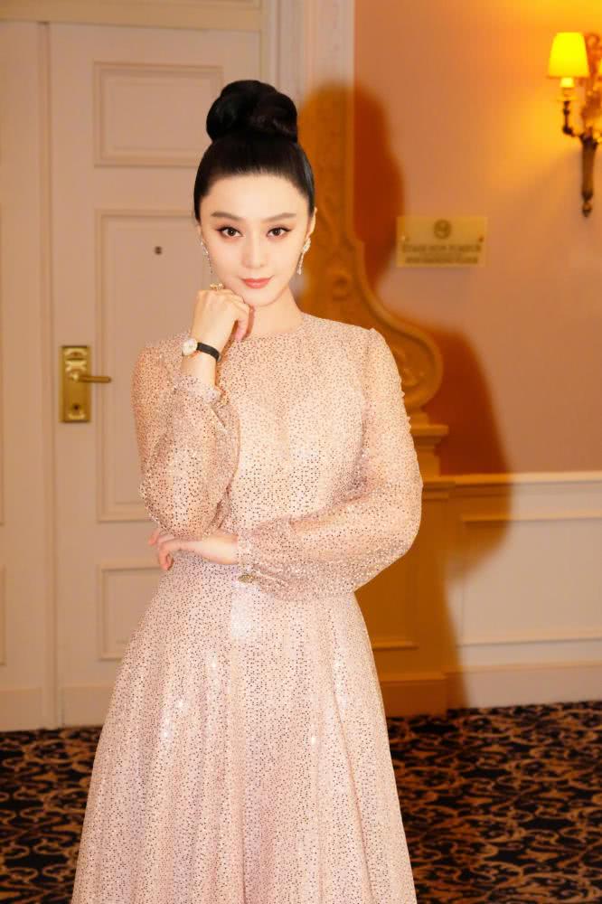 范冰冰在国外真高调全黑look配奶奶灰马尾好飒,超强气场a炸