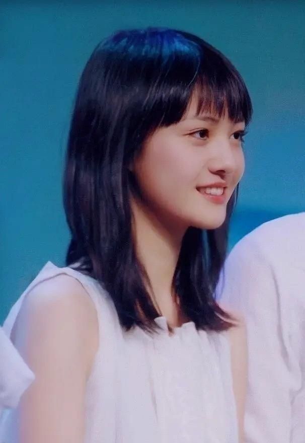 郑爽18岁旧照曝光!穿白裙搭齐刘海清纯甜美