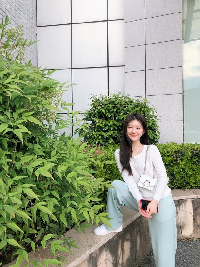 赵露思甜美出镜,穿圆领针织衫配绿色阔腿裤,笑容清新少女感十足