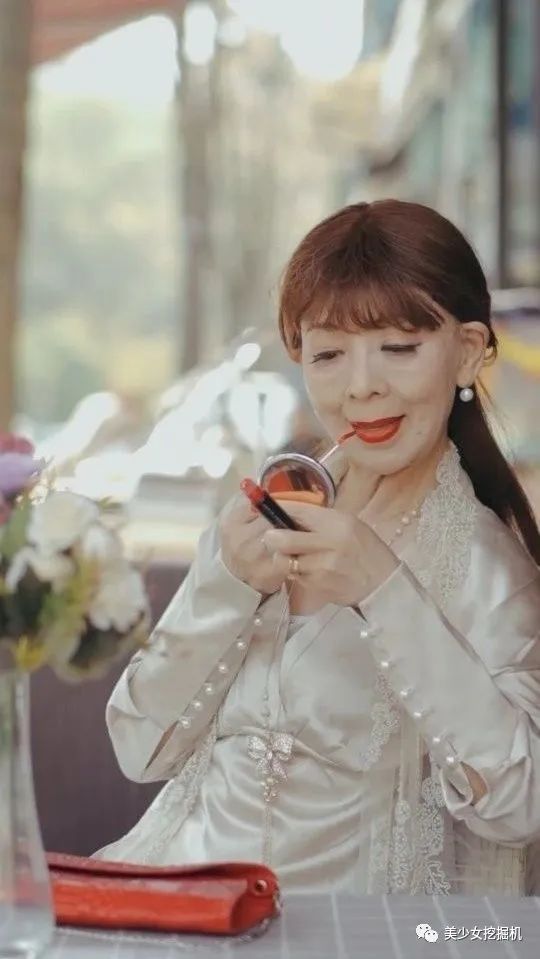 而且汪奶奶并不是只会教大家大道理的长辈,她在视频