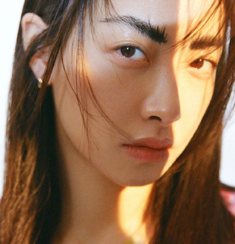 宋茜真大胆,化"野生眉"眼神犀利,配紧身裙气场瞬间飙升