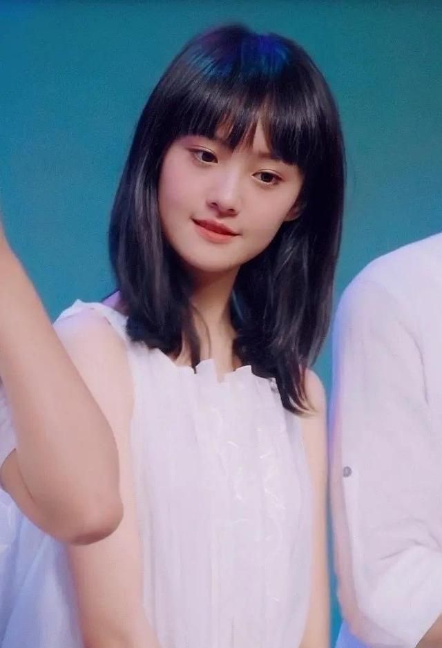 郑爽18岁旧照曝光!穿白裙搭齐刘海清纯甜美