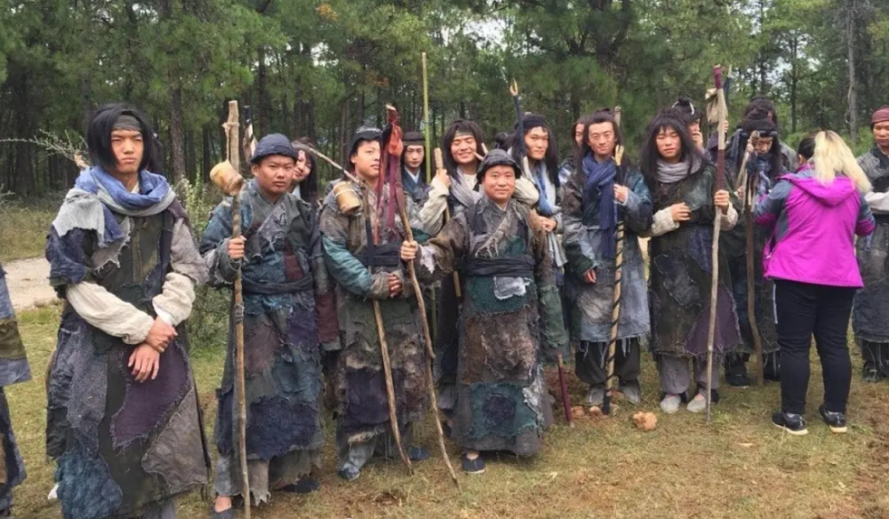 演得像不像,看看丐帮的剧照就知道了