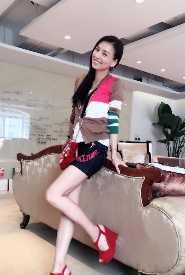 张庭身穿拼色开衫配牛仔半裙飒爽干练,而无袖豹纹配牛仔很野性