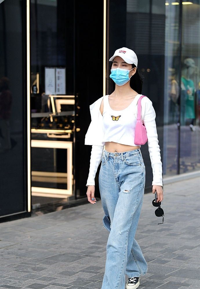 街拍千人一面的蓝口罩美女也能戴得很精彩