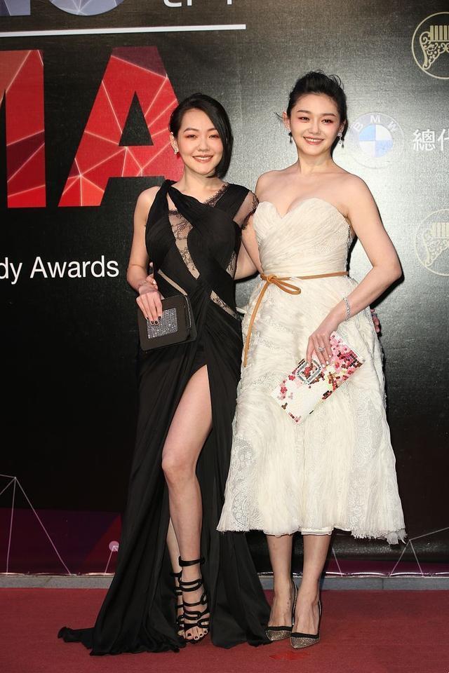 大s这么胖了还扮嫩,非在裙子外套长袖,穿出水桶腰快有老公2倍粗