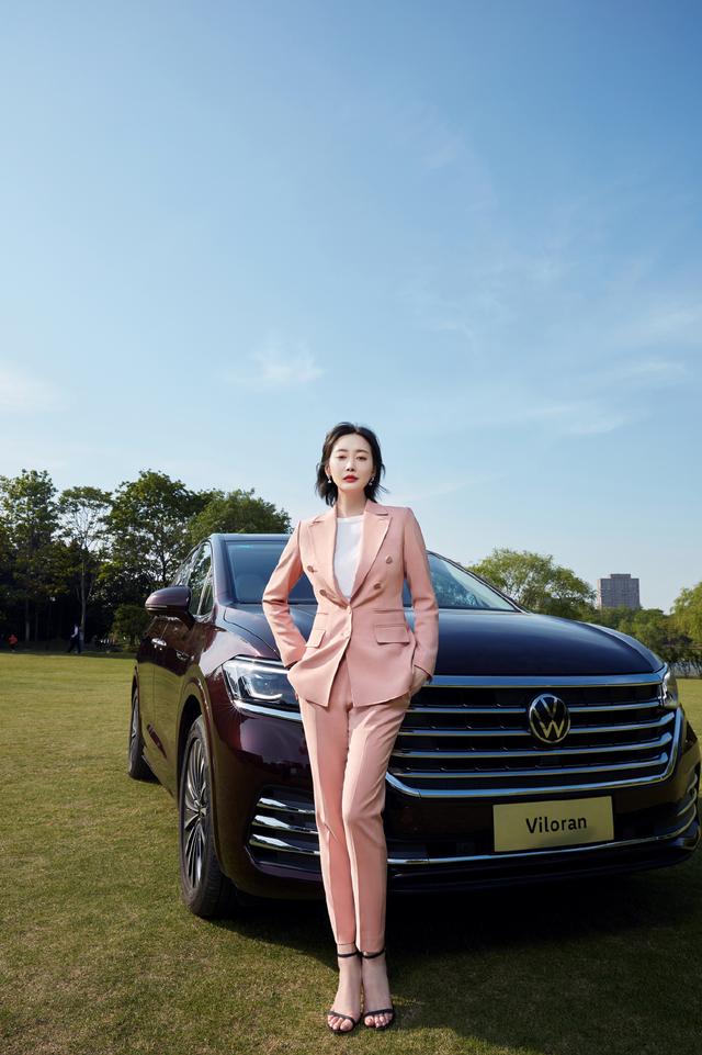 李纯真拼,穿高跟鞋脚背都是垂直的,配粉色西装成霸气女总裁