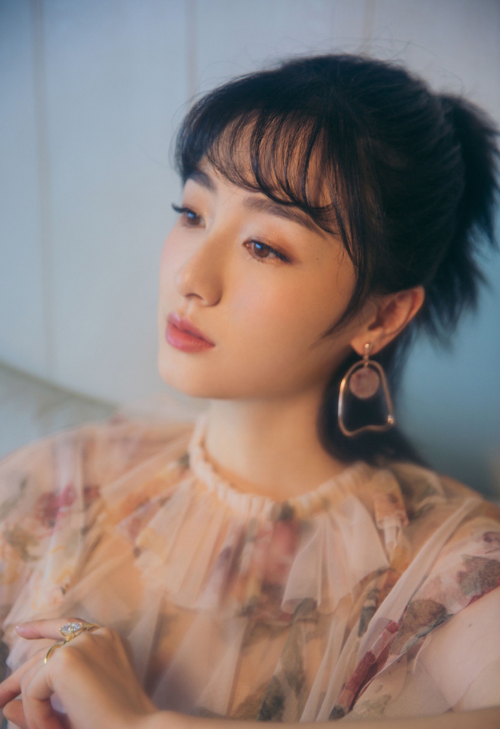 叶青气场爆棚,hold住奶奶最爱的黑底印花裙,配卷发优雅迷人