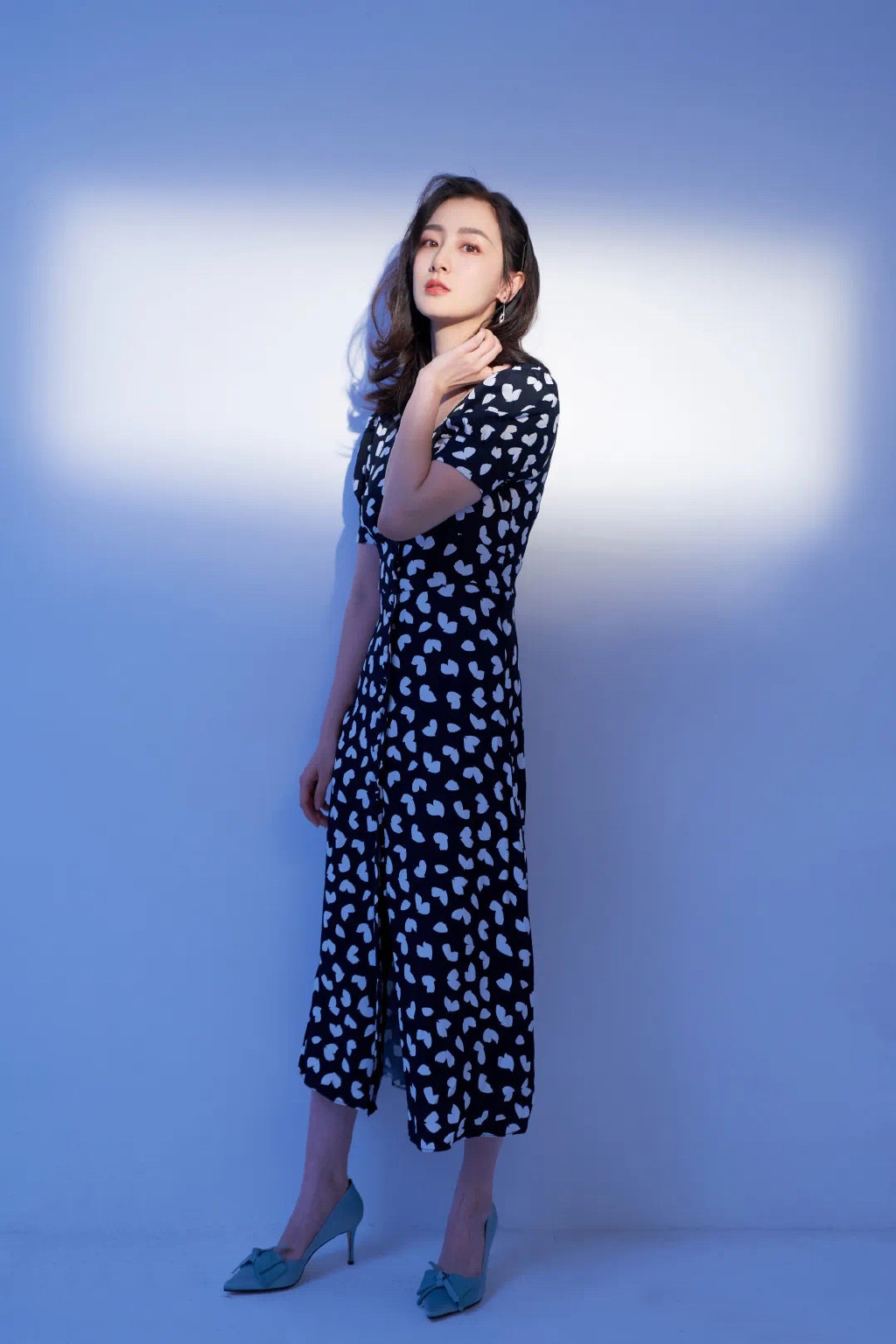 叶青气场爆棚,hold住奶奶最爱的黑底印花裙,配卷发优雅迷人