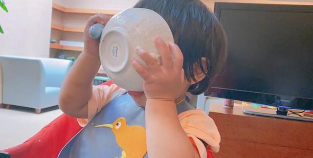 张歆艺晒儿子萌照,四坨大口吃饭,碗比脸大,胃口超好