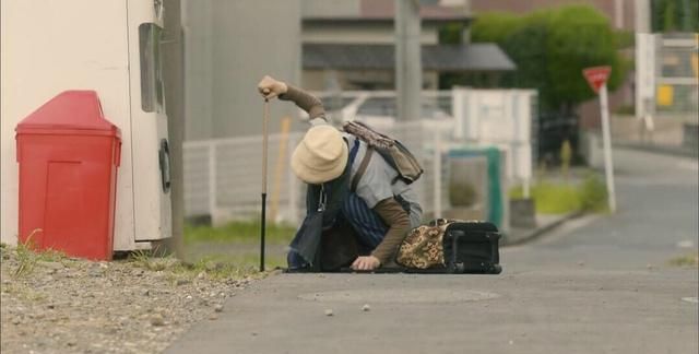 农村老人生存困境:"我有三个儿子,如今却羡慕隔壁五保户"