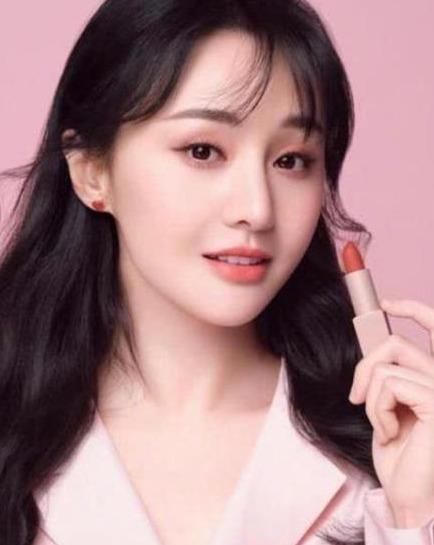 郑爽接几十元的平价美妆代言,被网友吐槽掉价,她的理由很圈粉