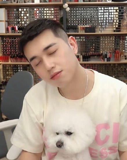 李佳琦小助理付鹏宣布退出直播间,网友对他评价好高