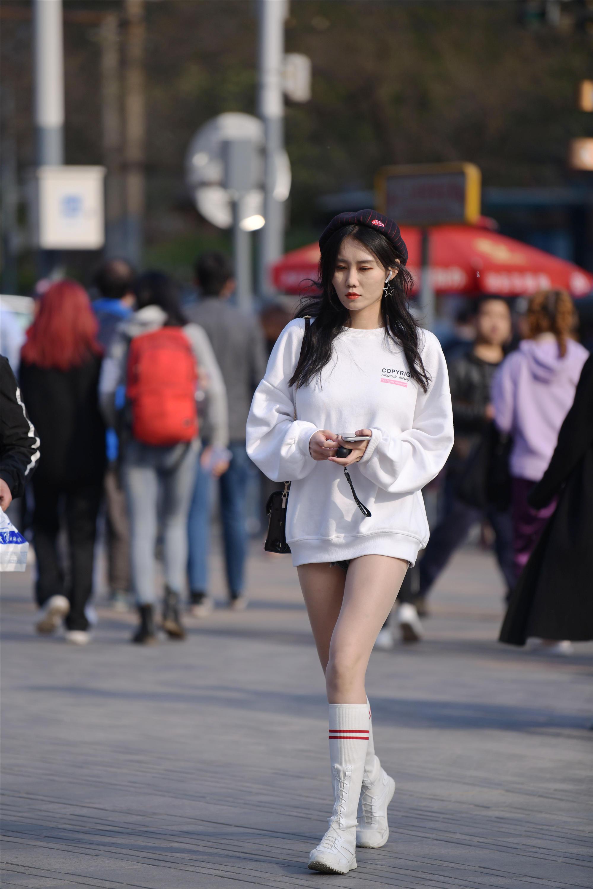 穿着简单的卫衣逛街被美女搭配出大长腿的效果太会穿了