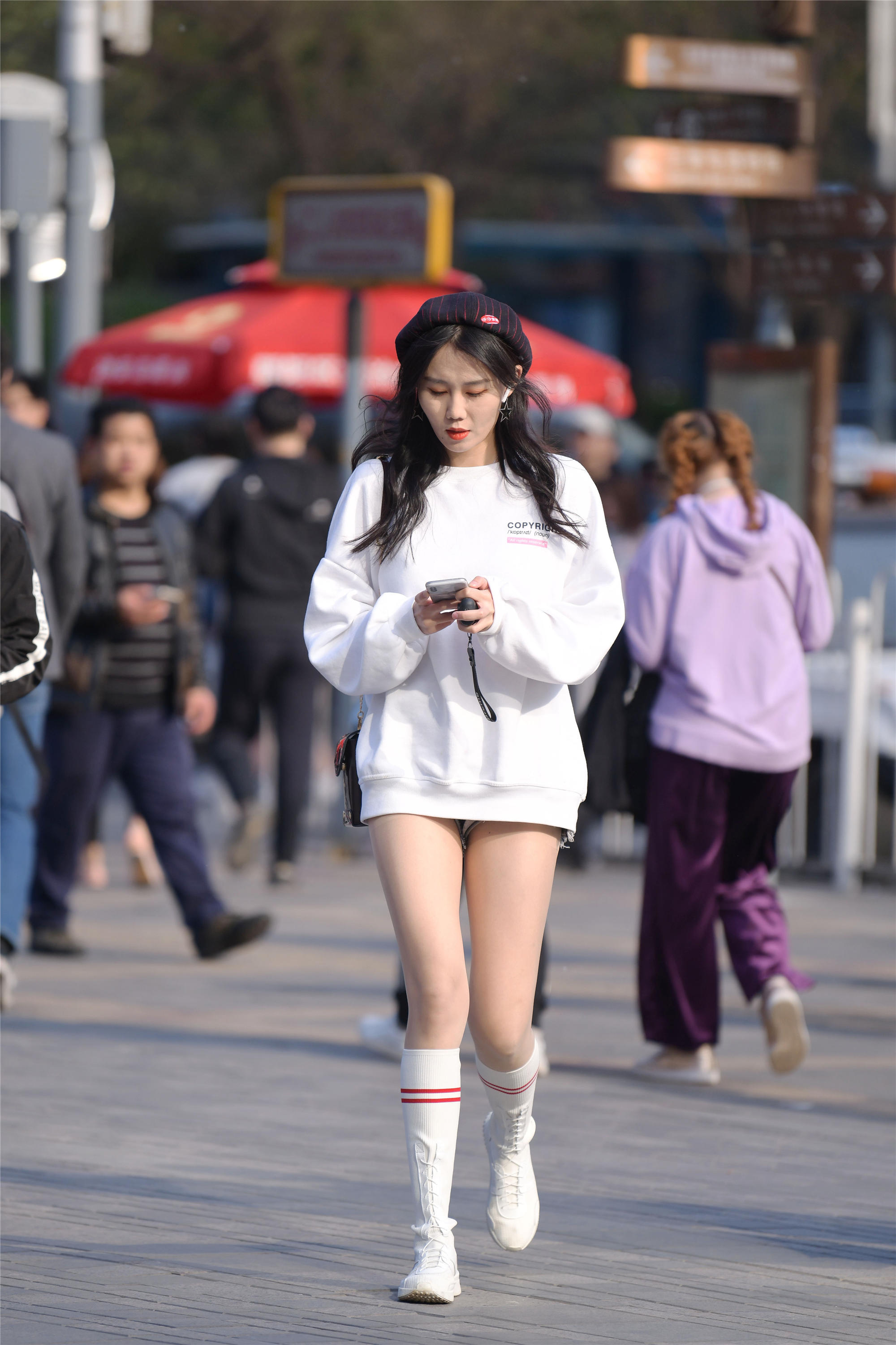 穿着简单的卫衣逛街被美女搭配出大长腿的效果太会穿了