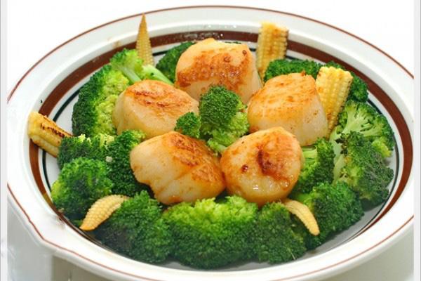 大又肥美的干贝最适合煎着吃丰富口味的香蒜奶油干贝