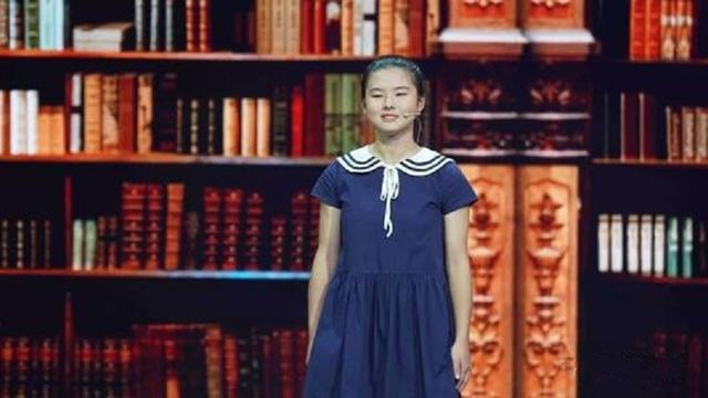 孟诗妍登上舞台演讲长大后的孟诗妍的志向是成为人民教师,在教书