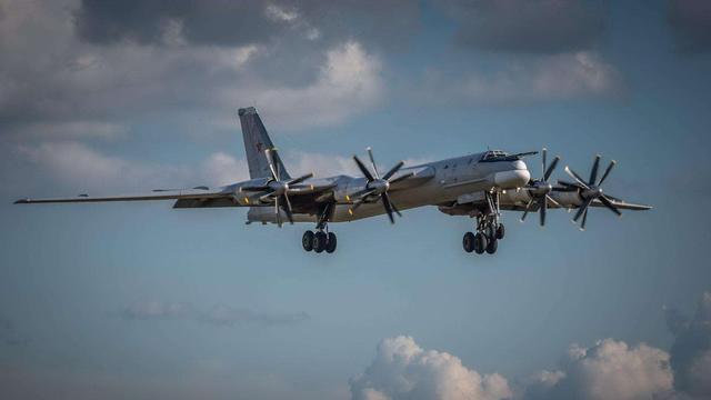 俄图95轰炸机暴力输出连机翼都能熏黑远看就像是一只蜻蜓