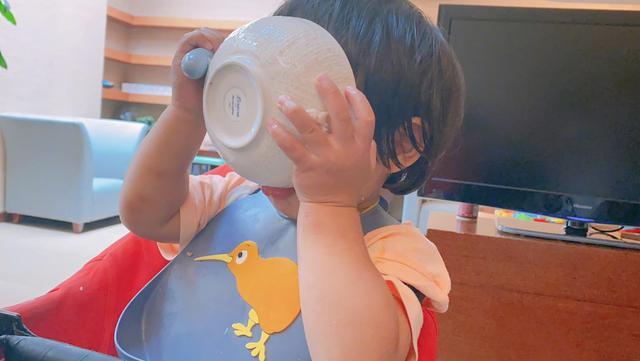 张歆艺晒儿子萌照,四坨大口吃饭,碗比脸大,胃口超好