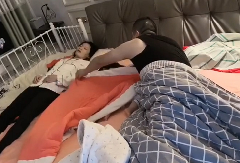 女儿是亲生的妈妈是送货的爸爸为女儿vs为媳妇盖被子火了