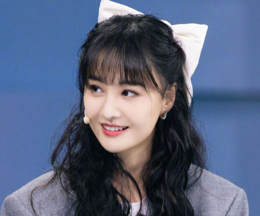 郑爽18岁照片被疯传,当截图放大四倍,这回小说女主有了脸