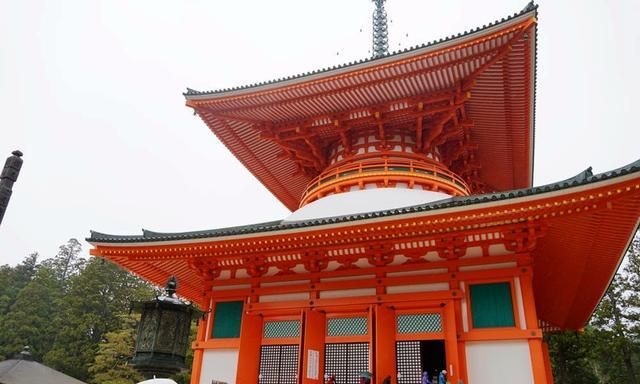 在日本高野山游玩,奥之院、金刚峯寺、坛上伽蓝是必须的行程