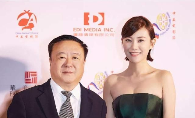 出道就被姑父尤小刚捧红,今姑父改捧小30岁娇妻|尤小刚|姑父|邬靖靖