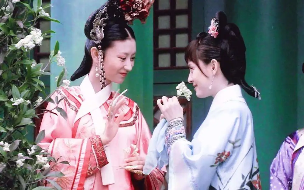 傲然屹立,绝对不会做出有损声誉的事情,自然不会怀疑沈眉庄晕倒的理由