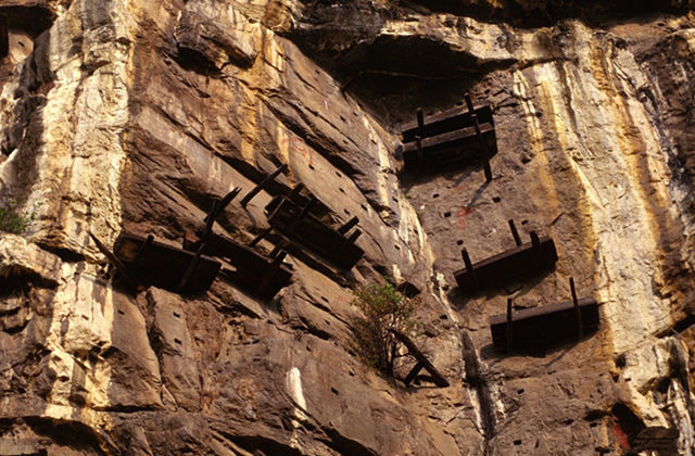 400年前西南一民族神秘消失,只留下200多具悬棺,成了一个谜!