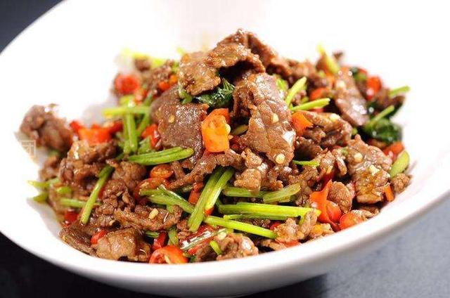 小炒黄牛肉,香味浓郁,味道鲜美,两种简单