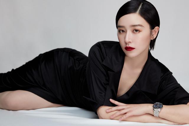 阚清子变身"月光少女",扎双丸子头大摆pose,太抓眼球了