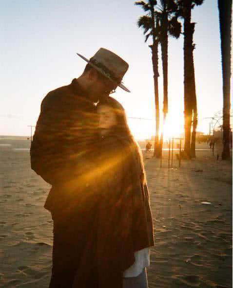 高以翔女友bella再晒情侣合照高以翔帮女友背包好甜蜜