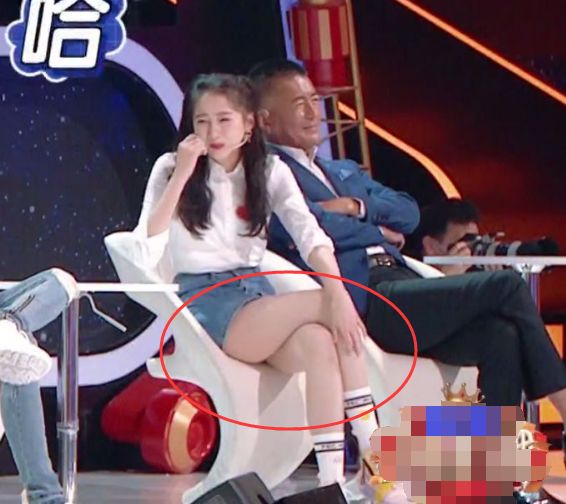 看到关晓彤的坐姿,网友看着都着急