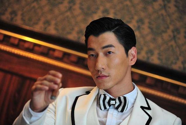 带你看看张亮住的豪宅,自家有个私人小院子,一家人生活很幸福