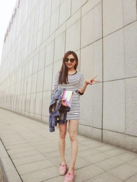 何雯娜好会穿白衬衫搭牛仔裤阔腿裤简约大气气质俏皮清新