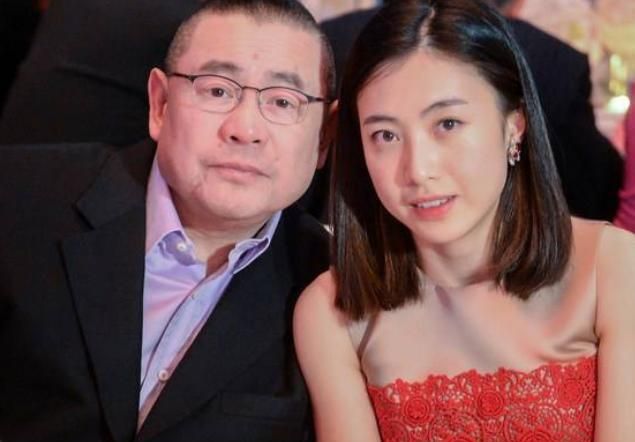 甘比罕晒2岁女儿正面照,只为大29岁老公刘銮雄破谣言