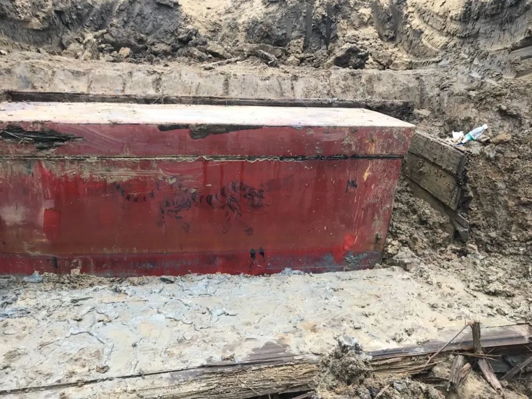 又现古墓!常州金坛城西一建筑工地挖出红漆棺椁!|金坛|棺椁|古墓_新浪