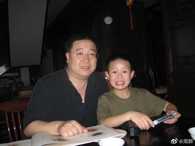 周群晒英达22岁儿子帅照186身高惹眼颜值比哥哥巴图更胜一筹