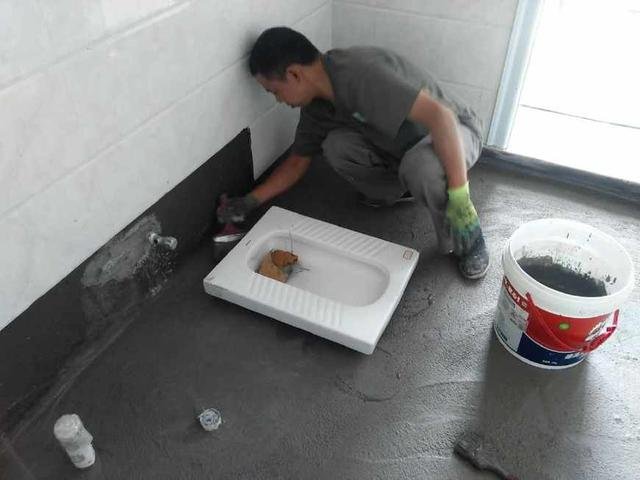 马桶不易于排便,可能会使便秘更严重;再者蹲便器不直接接触,更卫生