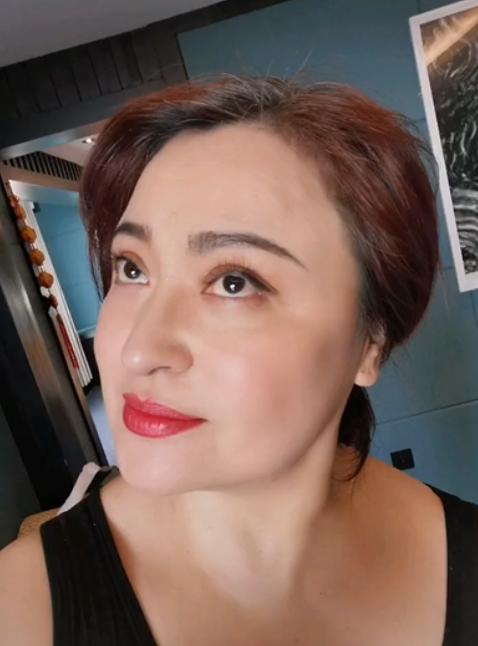 在她发布的短视频中,50岁的王璐瑶也是抗住了高清镜头的考验,皮肤光滑