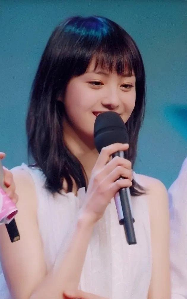 郑爽18岁旧照曝光!穿白裙搭齐刘海清纯甜美五官精致自带婴儿肥
